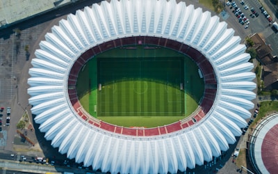 足球队员围在一起互相加油鼓劲的团队画面