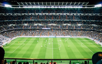 足球中场球员组织进攻的俯瞰视角