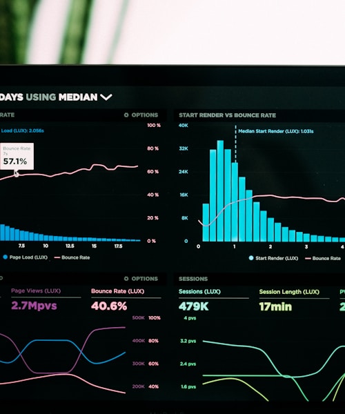 数据科学家在电脑前分析足球比赛数据模型的可视化图表