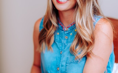 足球射门瞬间，展现球队攻击力